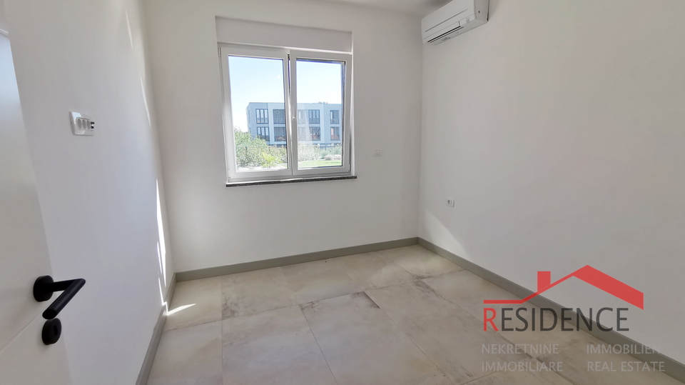 Banjole - Volme, novo stanovanje v pritličju z bazenom in vrtom, garaža