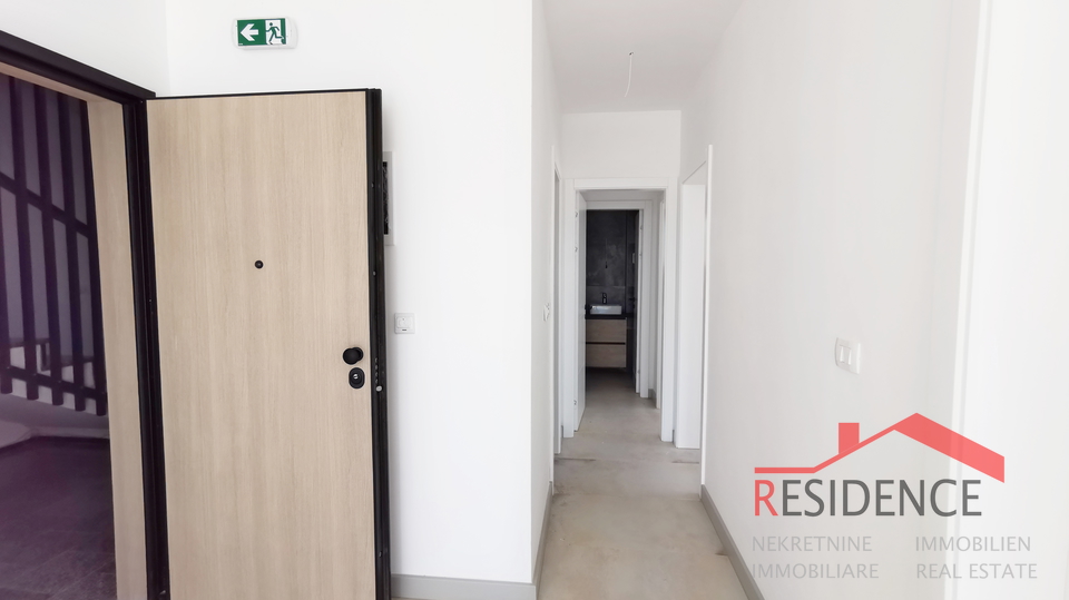 Banjole - Volme, novo stanovanje v pritličju z bazenom in vrtom, garaža