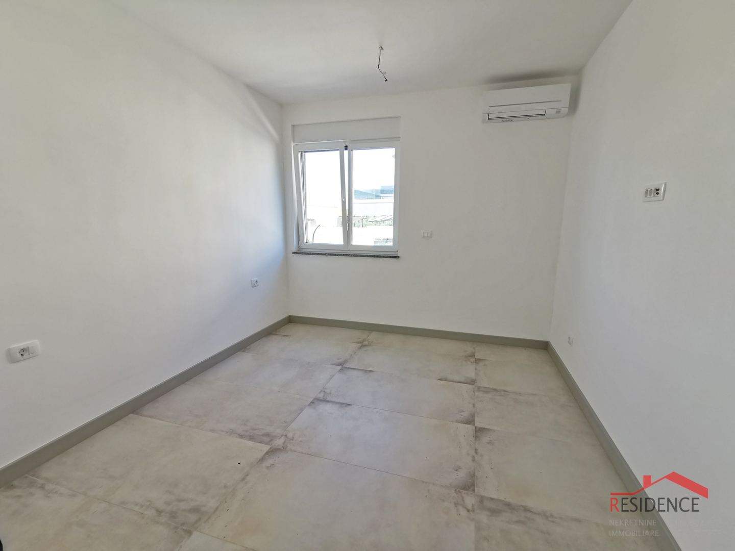 Banjole - Volme, novi apartman u prizemlju s bazenom i vrtom