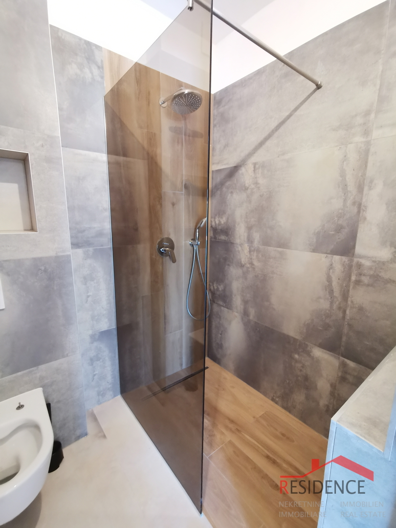 Banjole - Volme, novi apartman u prizemlju s bazenom i vrtom