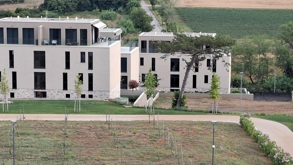 Ekskluzivna nekretnina!!! U novom resortu duplex apartman sa pogledom na more, prirodu i sportske terene!!!!!