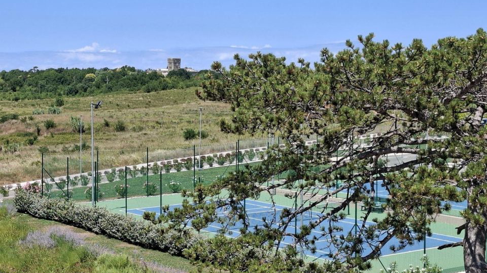 Ekskluzivna nekretnina!!! U novom resortu duplex apartman sa pogledom na more, prirodu i sportske terene!!!!!