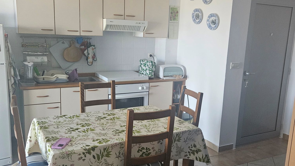 Odlična prilika!!!! Stan sa dvije spavaće sobe i pogledom na more!!! Kompletno namješten!!!
