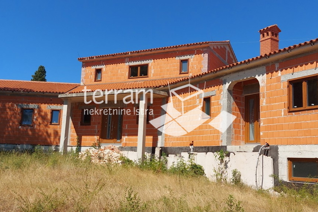 Istria, Rovinj, Rovinjsko Selo, unfinished house 450m2. garden 3521m2