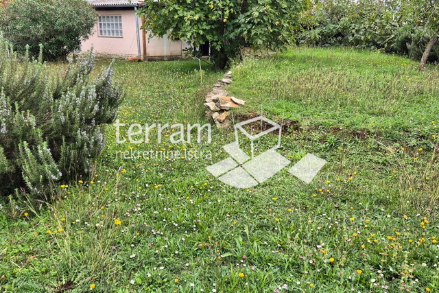 Istria, Medulin, building plot 672m2, with legalized building 69m2 # sale