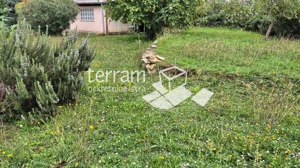 Istria, Medulin, building plot 672m2, with legalized building 69m2 # sale