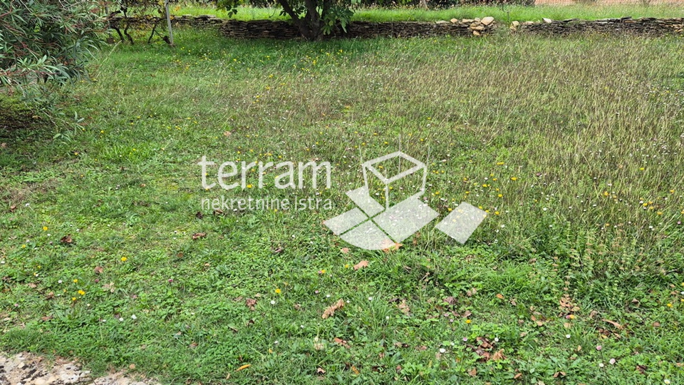 Istria, Medulin, building plot 672m2, with legalized building 69m2 # sale