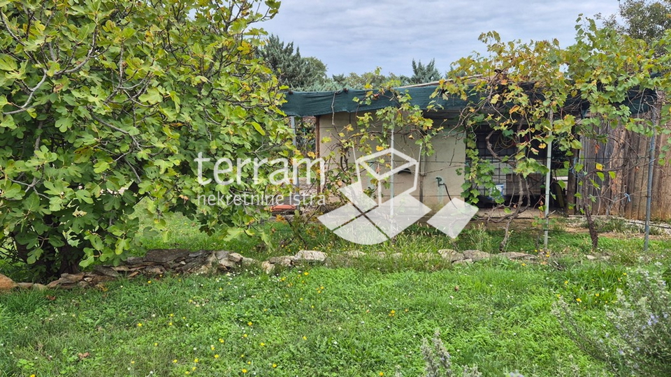 Istria, Medulin, building plot 672m2, with legalized building 69m2 # sale