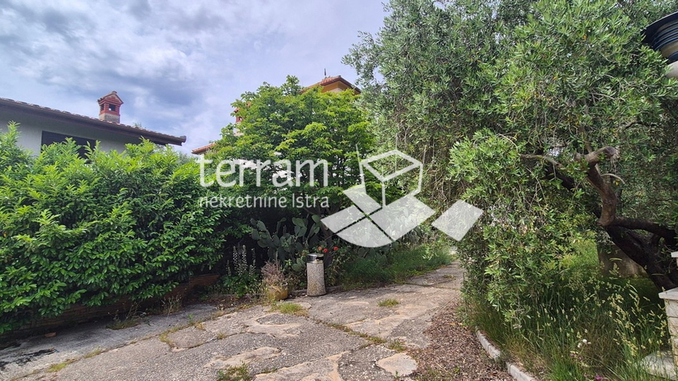 Istra, Pomer, imanje 2600m2, dvije kuće ukupno 470m2, 9 stanova, pogled na more, #prodaja