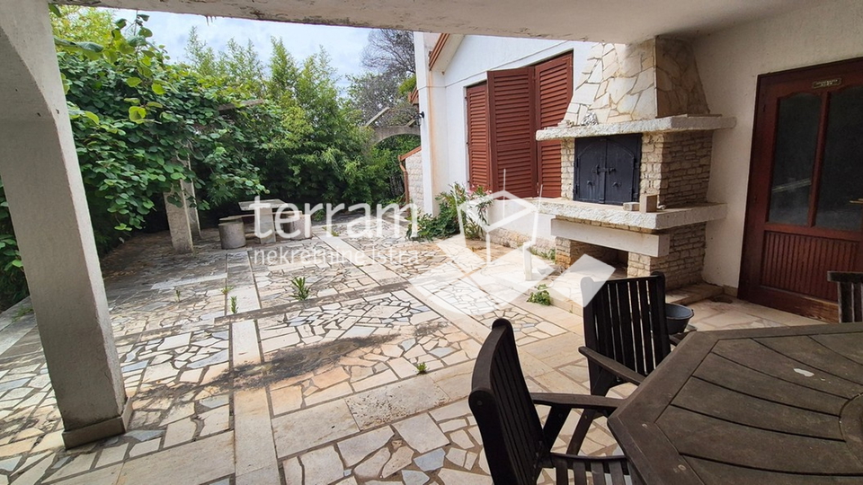 Istra, Pomer, imanje 2600m2, dvije kuće ukupno 470m2, 9 stanova, pogled na more, #prodaja