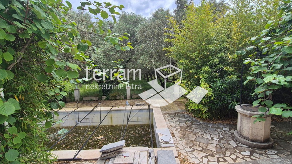 Istra, Pomer, imanje 2600m2, dvije kuće ukupno 470m2, 9 stanova, pogled na more, #prodaja