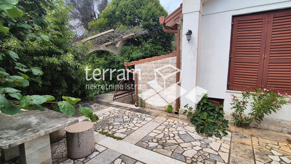 Istra, Pomer, imanje 2600m2, dvije kuće ukupno 470m2, 9 stanova, pogled na more, #prodaja