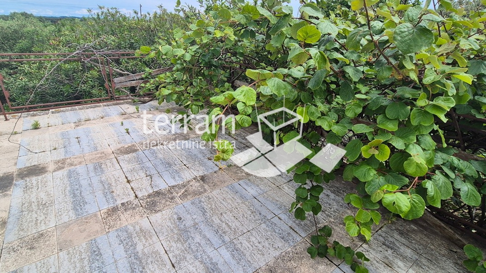 Istra, Pomer, imanje 2600m2, dvije kuće ukupno 470m2, 9 stanova, pogled na more, #prodaja