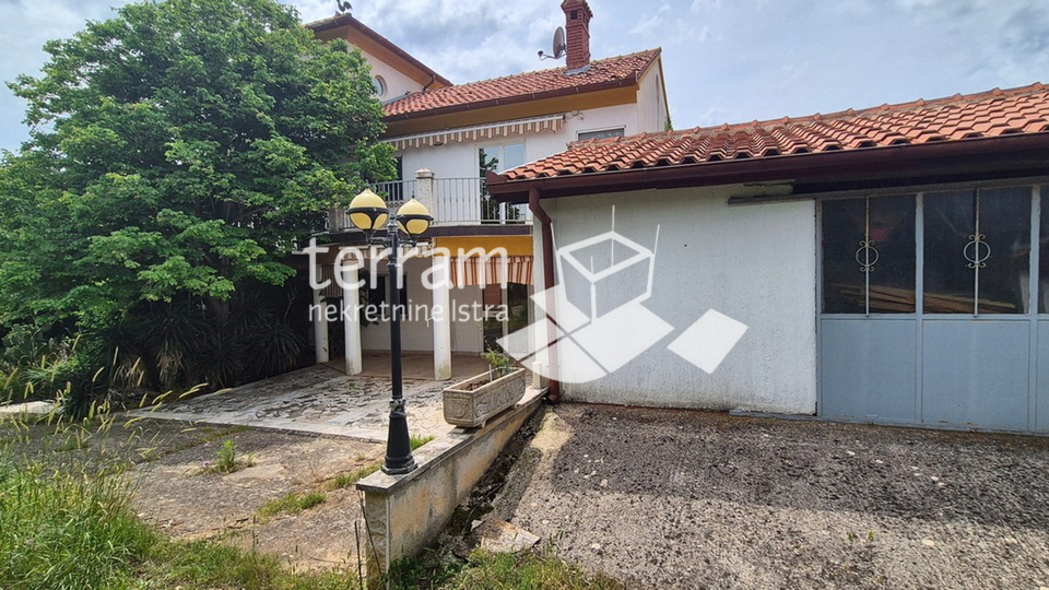 Istra, Pomer, imanje 2600m2, dvije kuće ukupno 470m2, 9 stanova, pogled na more, #prodaja