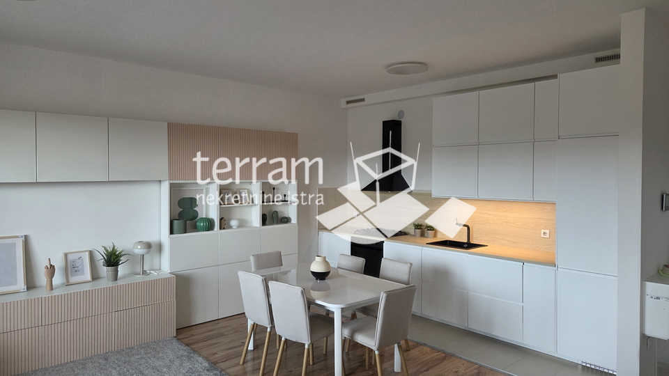 Istria&comma; Pula&comma; Center&comma; apartment 89&period;81m2&comma; 2 bedrooms &plus; dining room&comma; first floor&comma; elevator&comma; &num;for sale