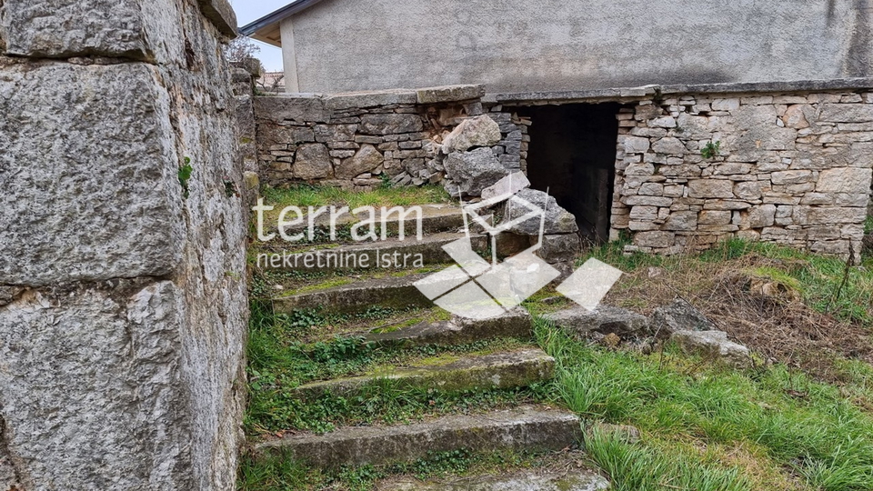 Istrien, Žminj, freistehendes istrisches Steinhaus 160m2 auf großem Baugrundstück 3978m2 zur Renovierung zu verkaufen