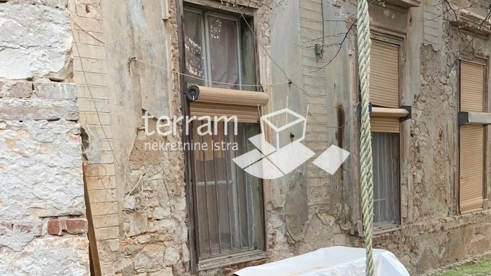 Istria, Pula, Stoja, apartment in an Austro-Hungarian villa, ground floor, 81m2, for renovation !!