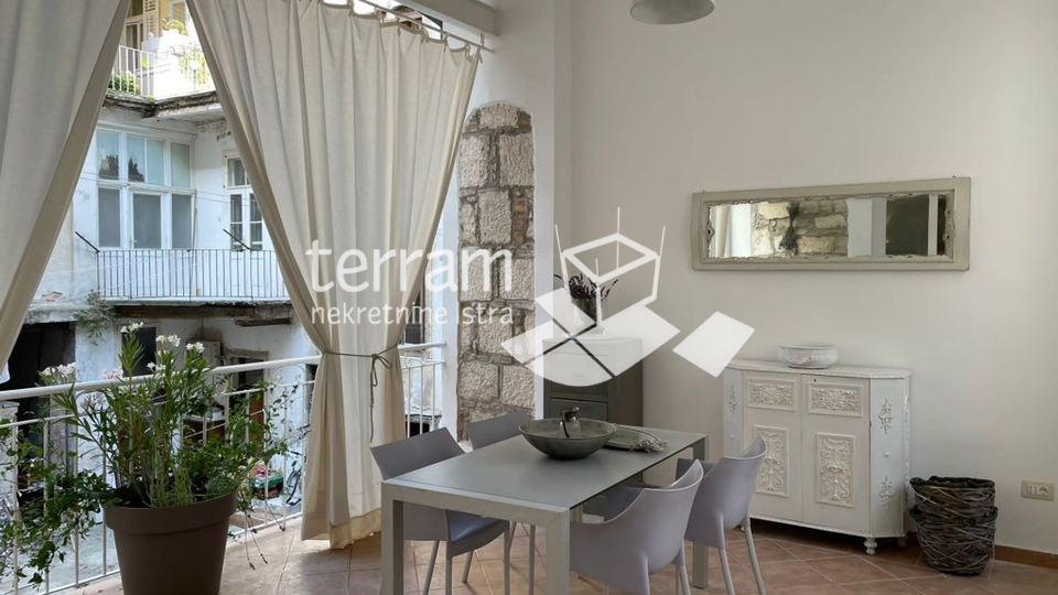 Istria, Pula, center, apartment 93 m2, 2 bedrooms, fully renovated, furnished, ready to move in!!