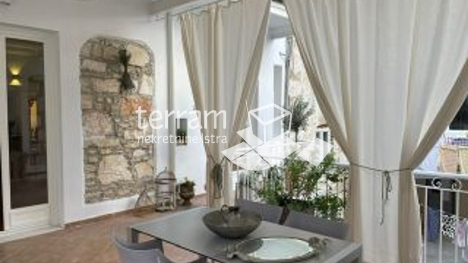 Istria, Pula, center, apartment 93 m2, 2 bedrooms, fully renovated, furnished, ready to move in!!