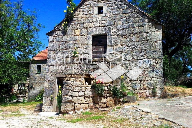 Istria, Kanfanar, old stone house, 1200m2 garden, complete infrastructure, for renovation!!