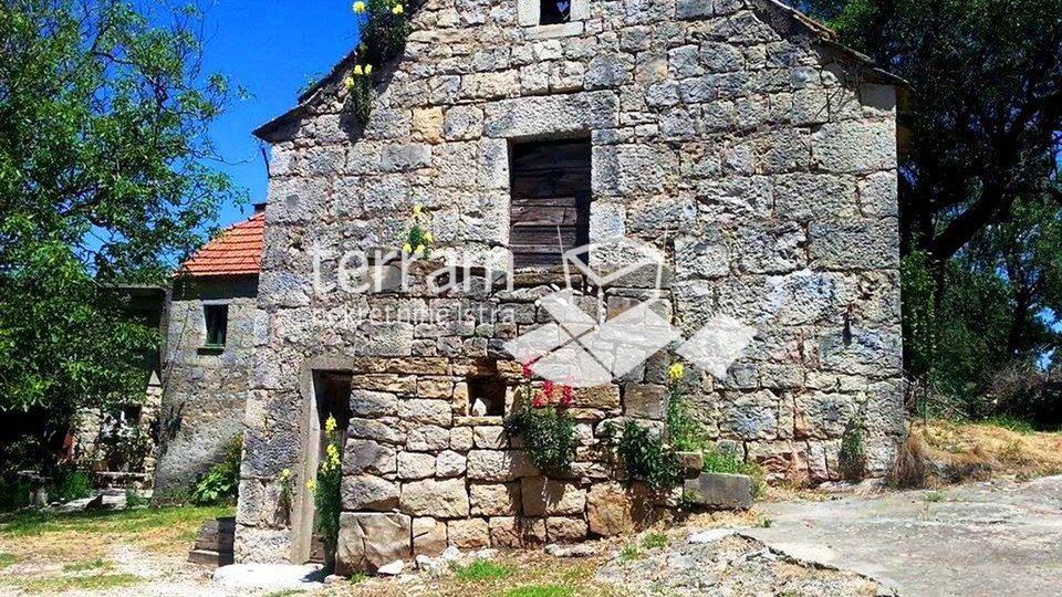 Istria, Kanfanar, old stone house, 1200m2 garden, complete infrastructure, for renovation!!