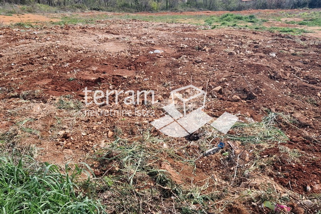 Istria, Pula, Loborika, a combined building and agricultural land of 2747m2 is for sale