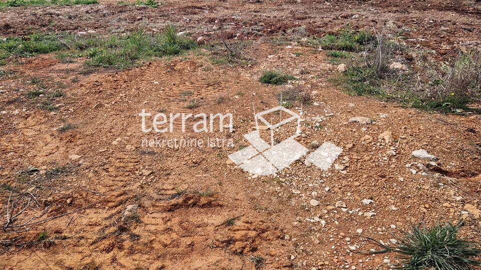 Istria, Pula, Loborika, a combined building and agricultural land of 2747m2 is for sale