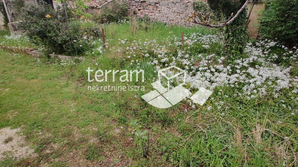 Istria, Marčana, Krnica, stone house 180m2 + auxiliary building 60m2, garden 300m2, for renovation!!, sale