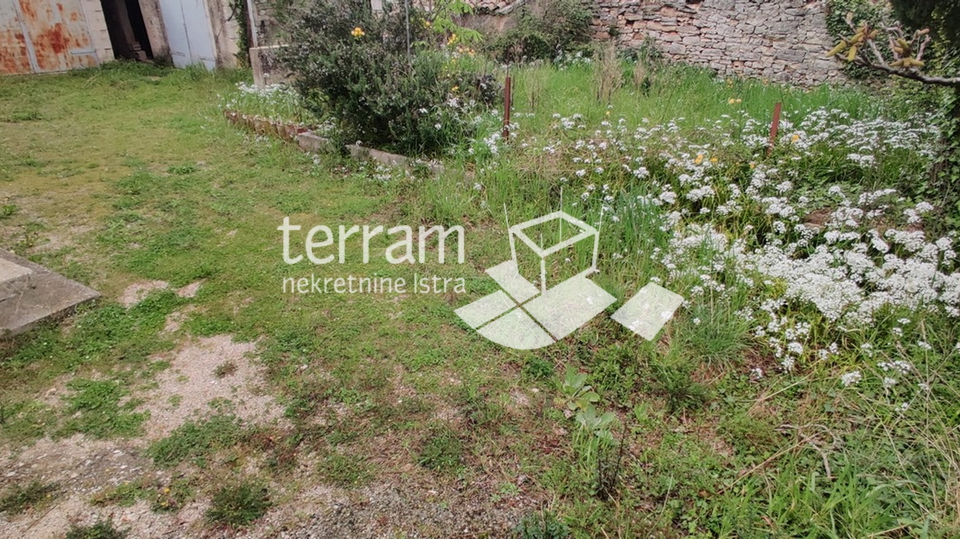 Istria, Marčana, Krnica, stone house 180m2 + auxiliary building 60m2, garden 300m2, for renovation!!, sale