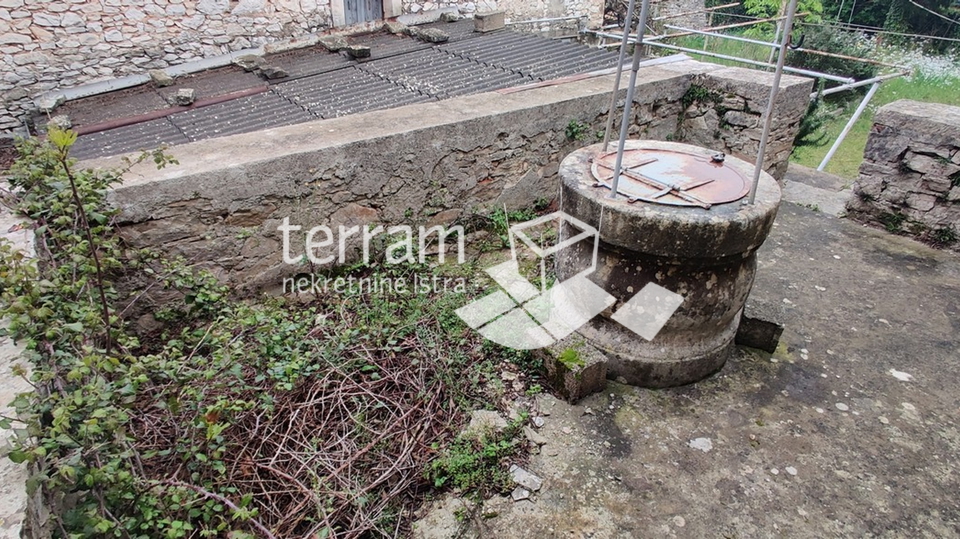 Istria, Marčana, Krnica, stone house 180m2 + auxiliary building 60m2, garden 300m2, for renovation!!, sale