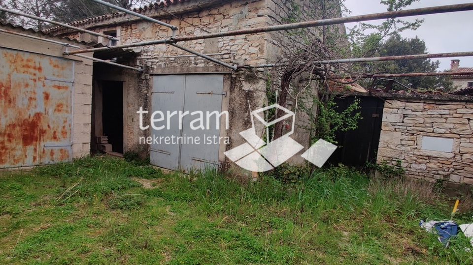 Istria, Marčana, Krnica, stone house 180m2 + auxiliary building 60m2, garden 300m2, for renovation!!, sale