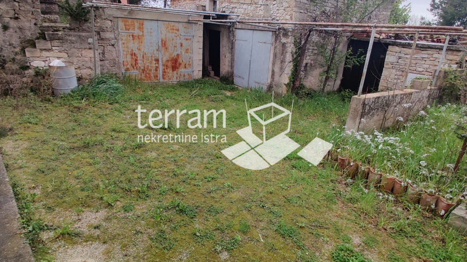 Istria, Marčana, Krnica, stone house 180m2 + auxiliary building 60m2, garden 300m2, for renovation!!, sale