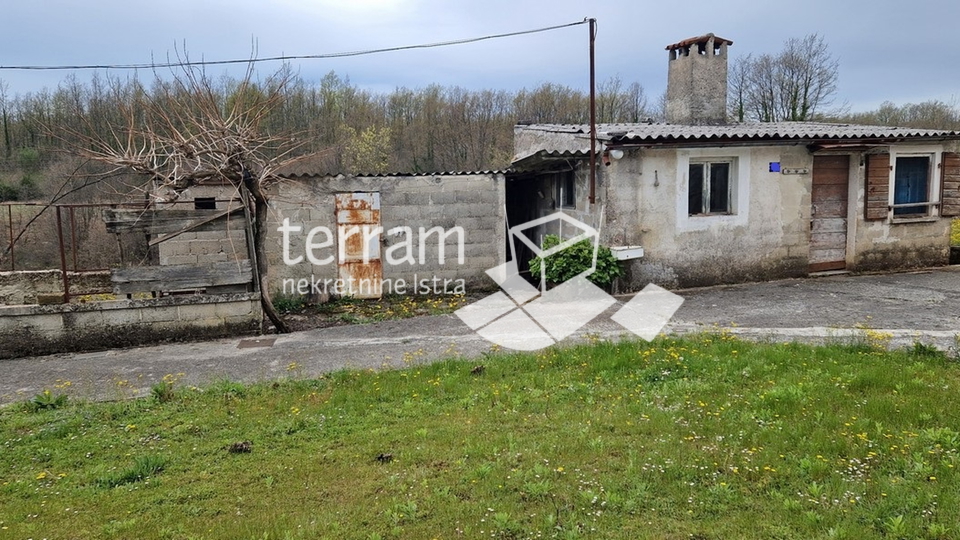 Istria, Svetvinčenat house and auxiliary buildings 260m2 plot 740m2 for sale