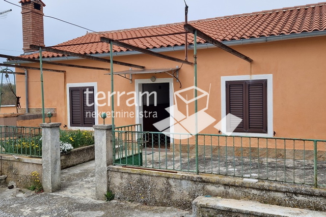 Istria, Svetvinčenat house and auxiliary buildings 260m2 plot 740m2 for sale