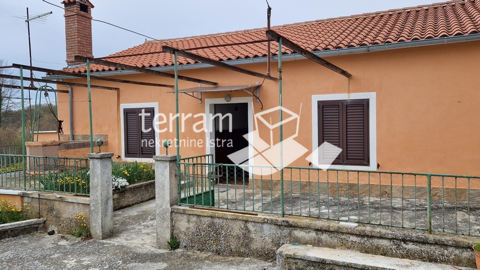 Istria, Svetvinčenat house and auxiliary buildings 260m2 plot 740m2 for sale