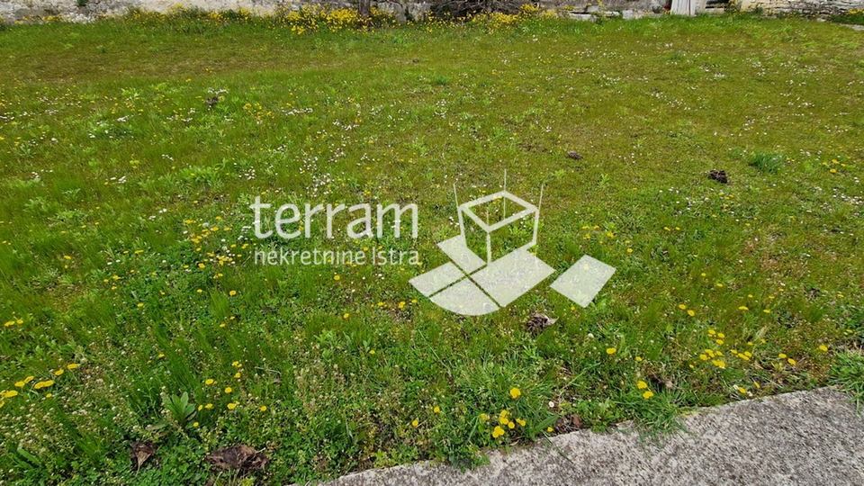 Istria, Svetvinčenat house and auxiliary buildings 260m2 plot 740m2 for sale