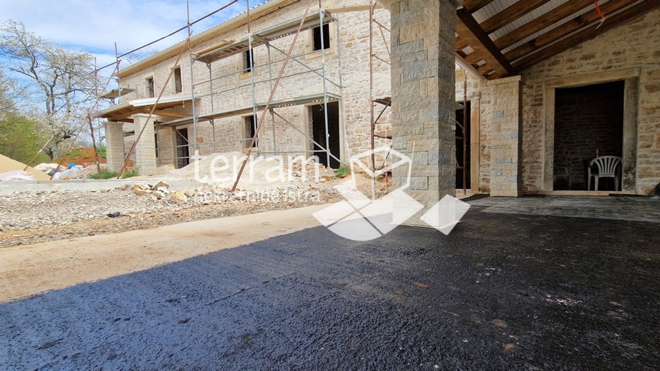 Istria, Barban, Istrian stone house 170m2 with swimming pool and garden of 2000m2, for sale