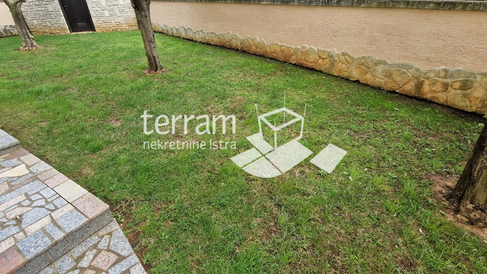 Istria, Medulin, Vinkuran, detached house 480m2, with six residential units for sale