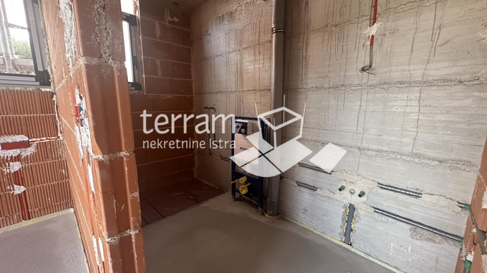 Istra&comma; Medulin&comma; Pje&scaron;&ccaron;ana uvala&comma; apartma z bazenom 122m2&comma; 3s&comma; vrt&comma; parkiri&scaron;&ccaron;e&comma; blizu morja&comma; NOVO&excl;&excl; &num;razprodaja