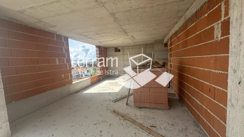 Istra&comma; Medulin&comma; Pje&scaron;&ccaron;ana uvala&comma; apartma z bazenom 122m2&comma; 3s&comma; vrt&comma; parkiri&scaron;&ccaron;e&comma; blizu morja&comma; NOVO&excl;&excl; &num;razprodaja