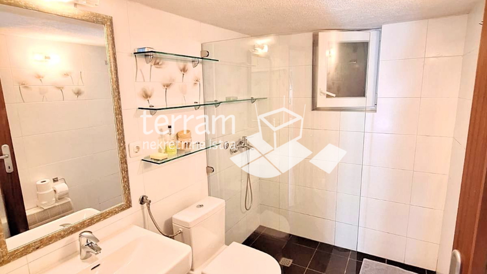 Istra&comma; Li&zcaron;njan&comma; ku&cacute;a 105m2&comma; 3ss&plus;DB&comma; parking&comma; namje&scaron;teno&excl;&excl; &num;prodaja