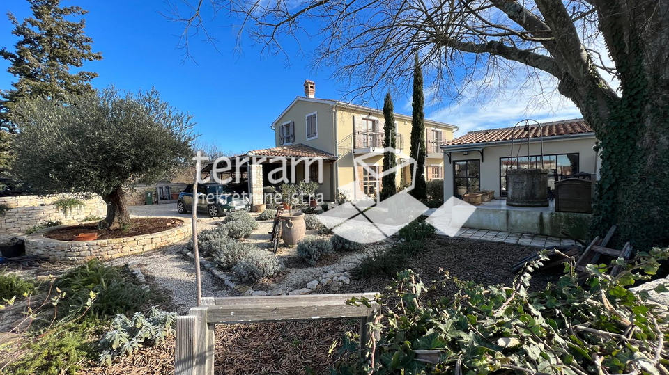 House&comma; 230 m2&comma; For Sale&comma; Svetvin&ccaron;enat - Peresiji