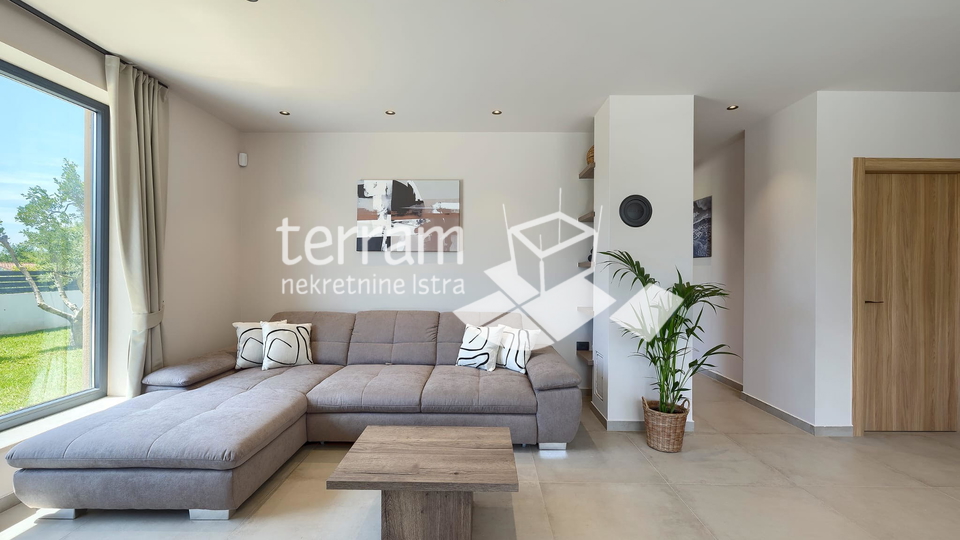 Istra&comma; Vodnjan&comma; okolica luksuzna ku&cacute;a&comma; 170m2&comma; bazen 34m2&comma; oku&cacute;nica 851m2&comma; NOVO &comma; &num;prodaja