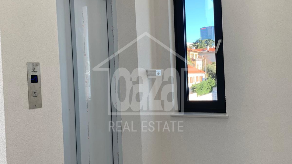 Luxury new building - smart building in Pe&cacute;ine&comma; first row to the sea - under construction