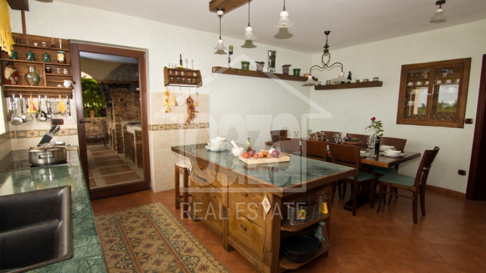 House, 400 m2, For Sale, Kastav