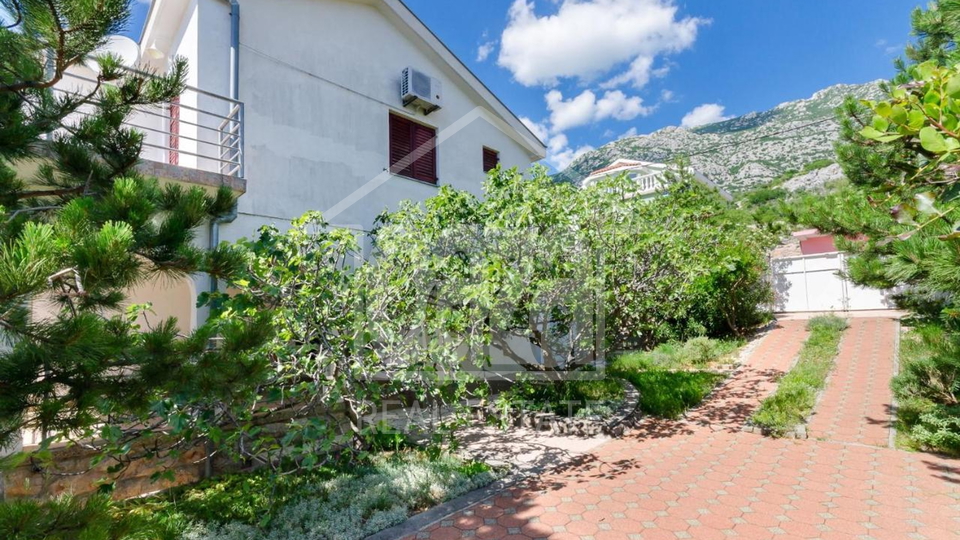 Karlobag-Cesarica, first row to the sea, house with garden