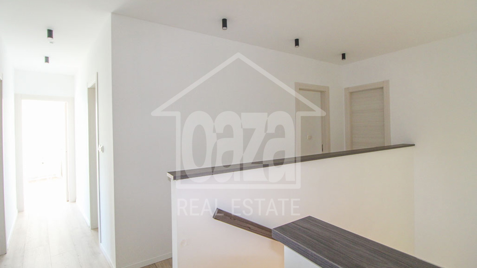 Kostrena, moderna vila sa bazenom, dvoetažni stan + 2 apartmana