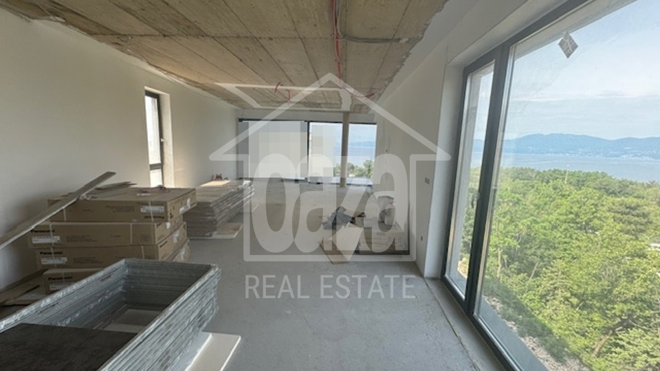 Kostrena, floor of a new building, 3 bedrooms, terrace, near the beach