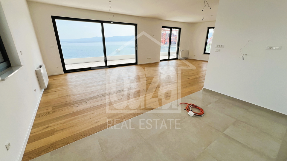 Beautiful luxury new building - smart apartments in Pe&cacute;ine&comma; first row to the sea - under construction