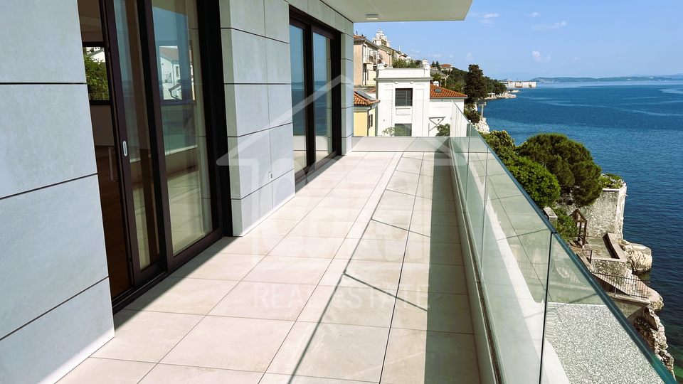 Beautiful luxury new building - smart apartments in Pe&cacute;ine&comma; first row to the sea - under construction
